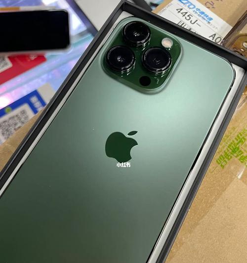 iPhone13Pro苍岭绿真机首曝（iPhone13Pro首次采用苍岭绿配色，逼真程度惊艳全球）  第1张