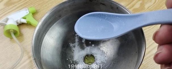 用白醋和鸡蛋清洗油烟机的妙招（简单有效的清洁方法，告别顽固油污）  第1张